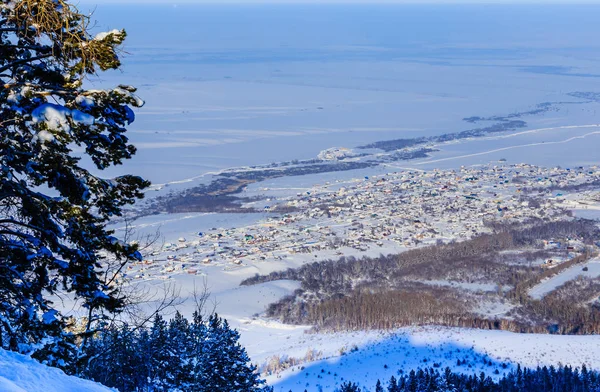 Vista desde la montaña Tserkovka a la ciudad turística de Belokurikha —  Fotos de Stock