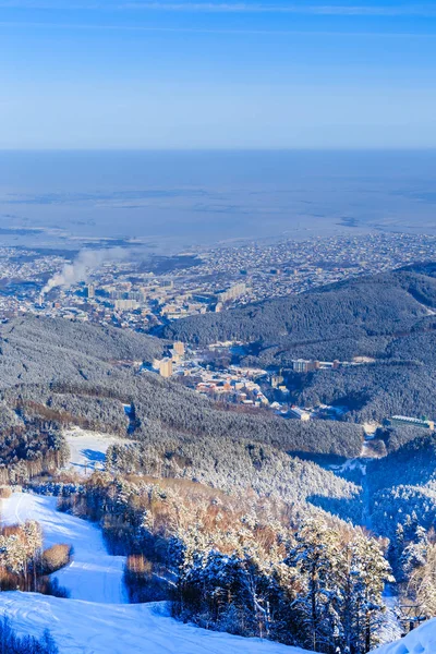 Vista da montanha Tserkovka para a cidade resort de Belokurikha — Fotografia de Stock
