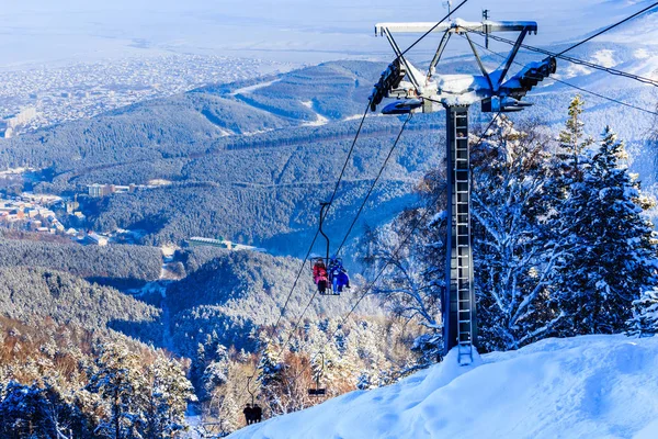 Calzada a la montaña Tserkovka en el complejo de Belokurikha — Foto de Stock