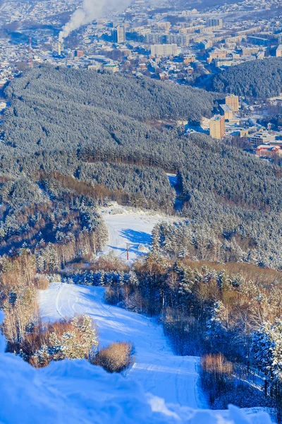 La pista da sci sul monte Tserkovka in città la località di Be — Foto Stock