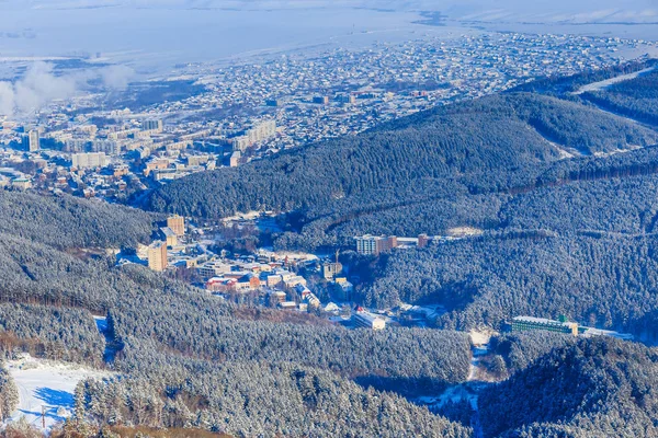 Vista dalla montagna di Tserkovka alla località turistica di Belokurikha — Foto Stock