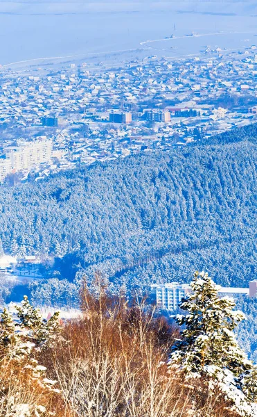 Tserkovka 山から冬、アルタイ、ロシアの Belokurikha のリゾート町を見る — ストック写真