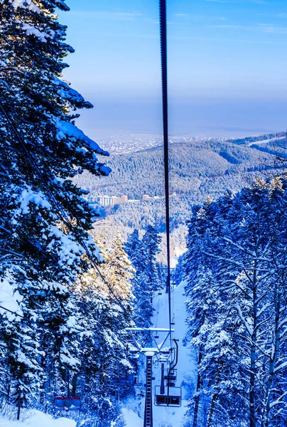 Канатная дорога на гору Церковка на курорте Белокуриха, Алтай, Россия — стоковое фото