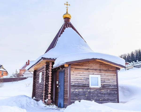 Bagno sulla fonte Occhio presso la chiesa di San Panteleimon il Guaritore, Belokurikha, Altai, Russia — Foto Stock