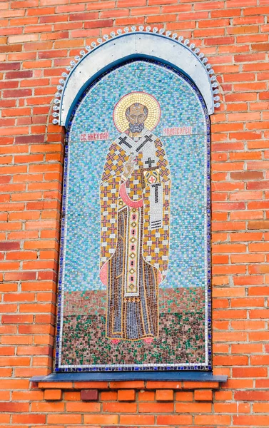 Mosaik-Ikone des Heiligen Nikolaus des Wundertäters an der Wand der Kirche des Heiligen Panteleimon des Heilers, Belokurikha, Altai, Russland — Stockfoto