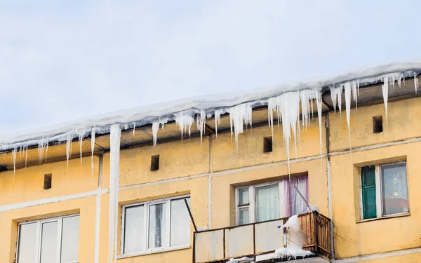 Lcicles 和房子的屋顶上的雪 — 图库照片