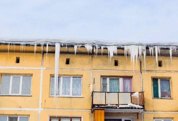 Lcicles és a hó a tetőn, a ház — Stock Fotó