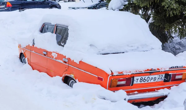 Carro coberto de neve — Fotografia de Stock