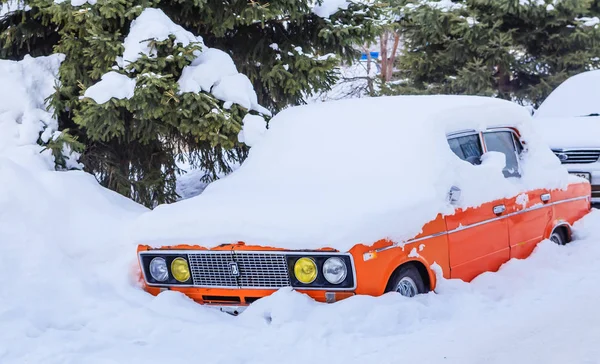 Auto mit Schnee bedeckt — Stockfoto