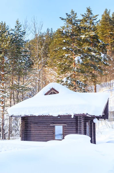 Fából készült kunyhó a hóban. Belokurikha, Altáj, Oroszország — Stock Fotó