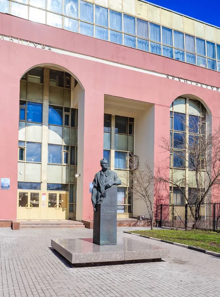 O Liceu de Arte Académica e o Monumento ao Escultor Tomsky — Fotografia de Stock