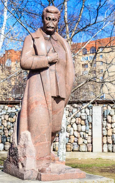 Monument voor Joseph Stalin tegen de achtergrond van de sculpturale samenstelling "Slachtoffers van onderdrukking" in het park "Museon". Moskou, Rusland — Stockfoto
