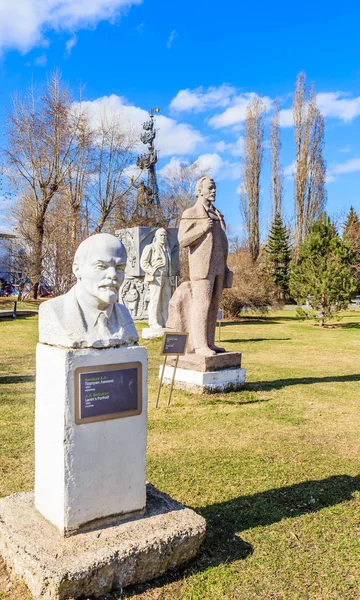 Tre sculture di Vladimir Ilyich Ulyanov (Lenin) nel Museon Art Park di Mosca — Foto Stock