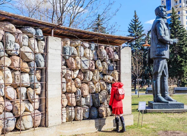 Sculptural composition of the memory of victims of Stalinist repression and monument to J. Sverdlov in the Art Park "Museon" in Moscow — Stock Photo, Image