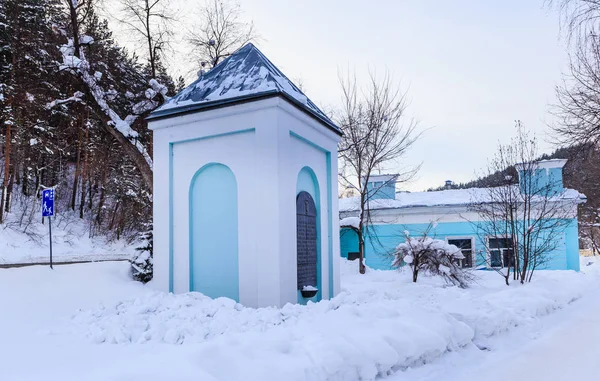 Segno commemorativo sotto forma di una piccola cappella "Serpentine bene". Resort Belokurikha. Altai, Russia — Foto Stock