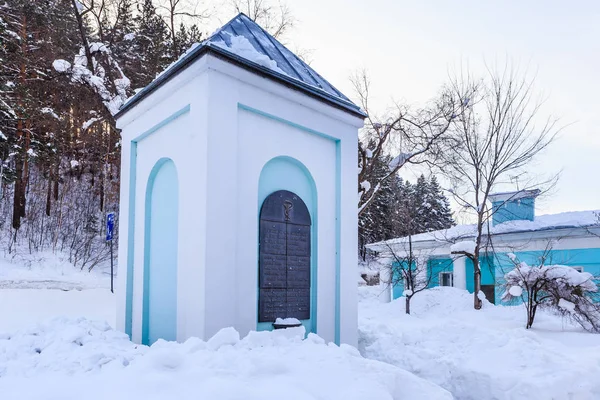 Panneau commémoratif en forme de petite chapelle "Puits serpentin". Resort Belokurikha. Altaï, Russie — Photo