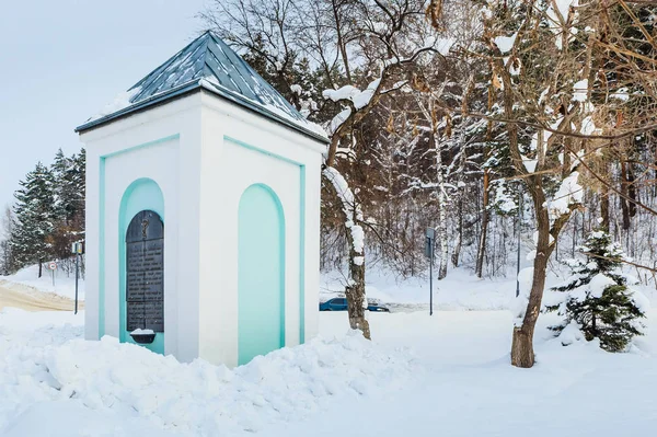 Segno commemorativo sotto forma di una piccola cappella "Serpentine bene". Resort Belokurikha. Altai, Russia — Foto Stock