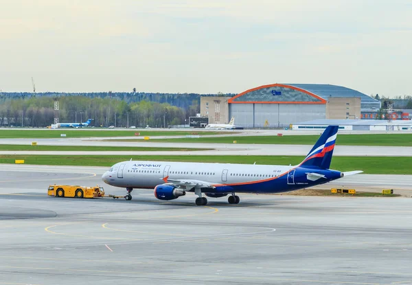 Szállítás, légi elővizsgálati szolgáltatás. Repülőtér: Seremetyjevói nemzetközi repülőtér. Moszkva — Stock Fotó