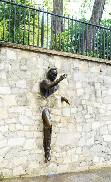 Scultura Jean Marais "Le Passe-Muraille " — Foto Stock