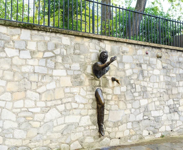 Sculptura Jean Marais "Le Passe-Muraille " — Fotografie, imagine de stoc