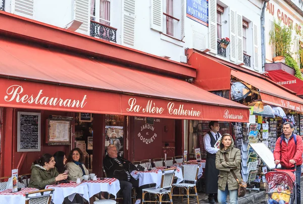 France, Paris, Montmartre. Restauran La Mere Catherine. First b — Stock Photo, Image