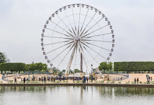 Párizsiak és a turista a híres Tuileries kert — Stock Fotó