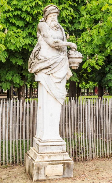 Standbeeld in de Tuilerieën in Parijs — Stockfoto