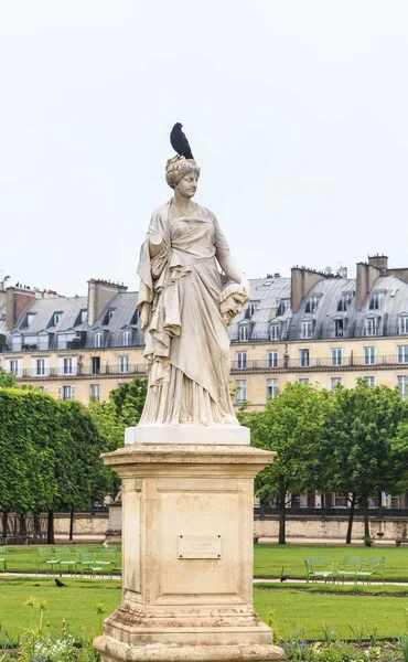 A gyönyörű, a párizsi Jardin des Tuileries kertre la Comédie szobor — Stock Fotó