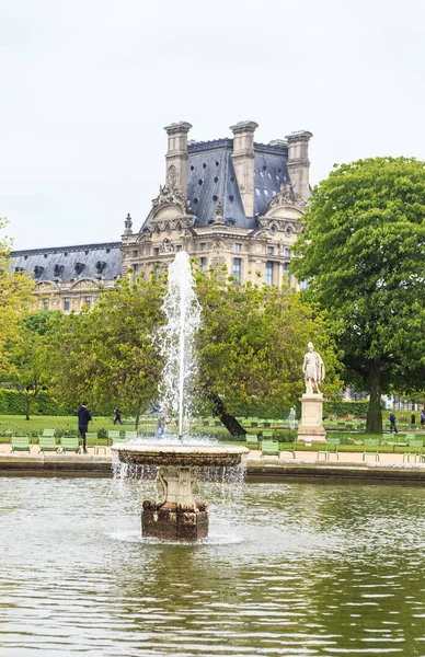 Zicht op Louvre gebouw vanuit Tuileries tuin. — Stockfoto