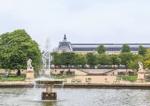 Пруд в саду Тюильри. Музей Оранжереи. Франция — стоковое фото