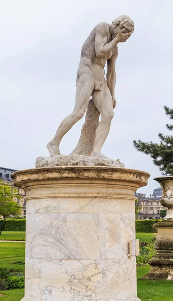 Cain, who killed his brother Abel. Sculpture in the park of the — Stock Photo, Image