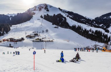 Kayakçı Soll, Tyrol, Avusturya Kayak Merkezi eteklerinde