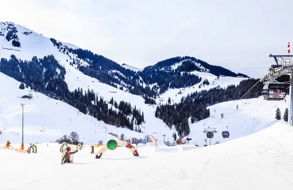 Skiërs op de hellingen van het skigebied van Soll, Tirol, Austria — Stockfoto