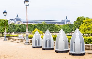Genel tuvaletler sokak. Tuileries Parkı. Paris. Fransa
