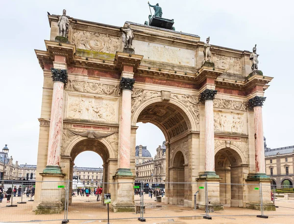 Der Arc de triomphe du carrousel ist ein Triumphbogen in Paris — Stockfoto