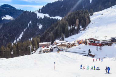 Kayakçı Soll, Tyrol, Avusturya Kayak Merkezi eteklerinde