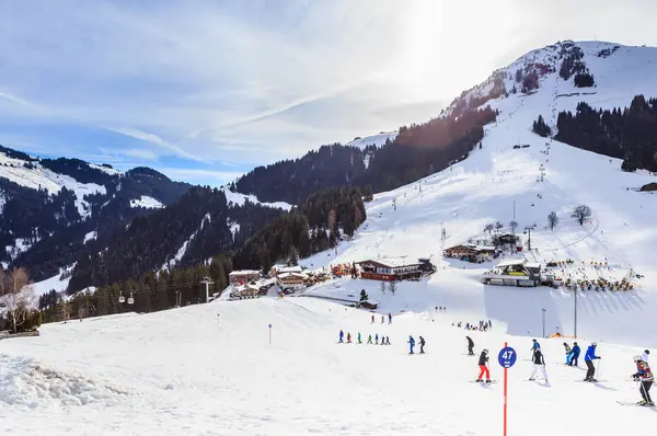 Kayakçı Soll, Tyrol, Avusturya Kayak Merkezi eteklerinde