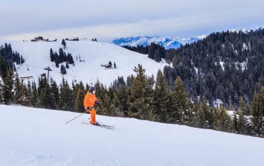 Kayakçı Soll, Tyrol, Avusturya Kayak Merkezi eteklerinde