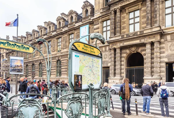 Parijs metro metro ingang tegenover het Louvre Museum — Stockfoto
