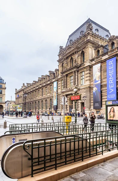 Entrada del metro de París frente al Museo del Louvre —  Fotos de Stock