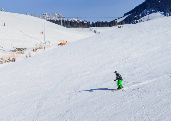 斜面にスキー リゾート相、チロル、オーストリアのスキーヤー — ストック写真