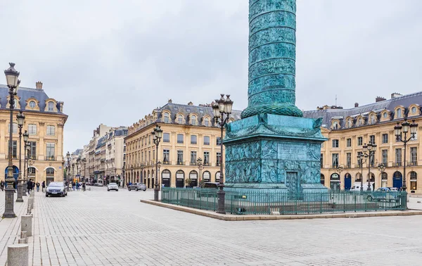 Fragmento de columna Vendome con estatua de Napoleón Bonaparte. París, Francia —  Fotos de Stock
