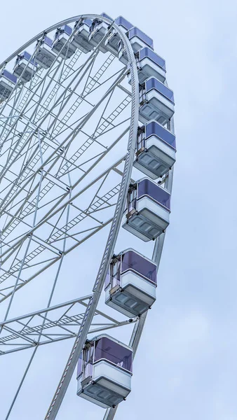 Fragmento de la rueda de los transbordadores en el fondo del cielo nublado. París. — Foto de Stock