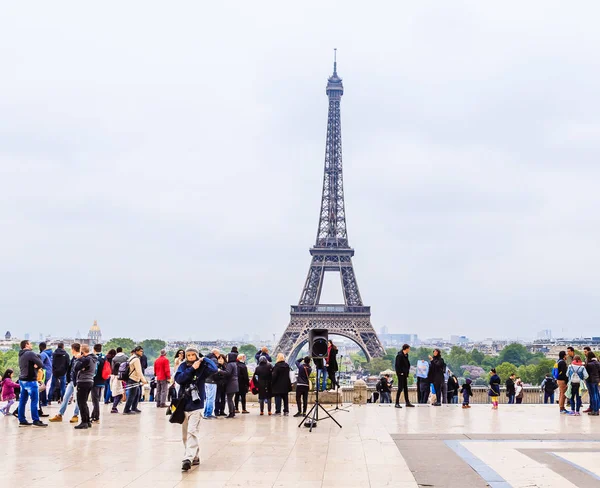 View of the Eiffel tower from observation deck at the Palais de — Stock Photo, Image