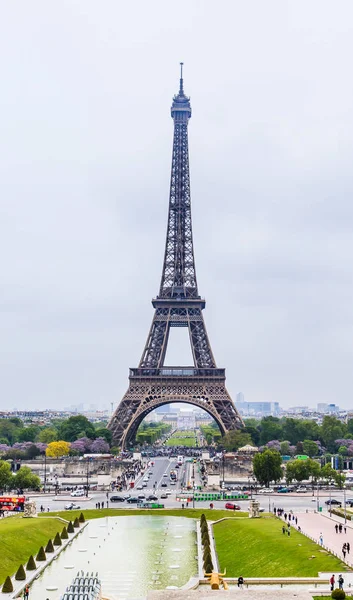 Vista de la torre Eiffel desde la plataforma de observación en el Palais de — Foto de Stock