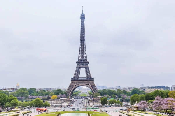 View of the Eiffel tower from observation deck at the Palais de — Stock Photo, Image