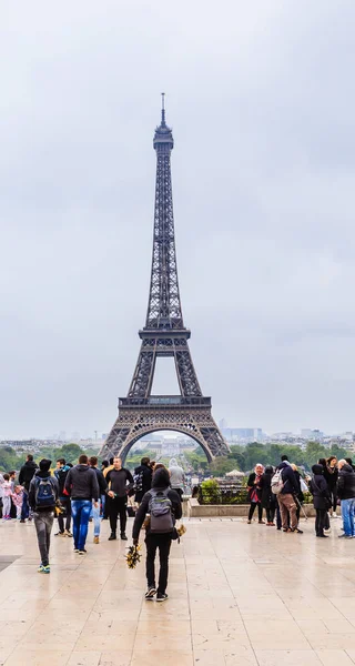 Blick auf den Eiffelturm von der Aussichtsplattform am Palais de — Stockfoto