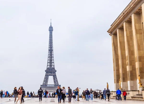 Widok na wieżę Eiffla z tarasu widokowego. Palais de Chailot. Paris, Francja — Zdjęcie stockowe