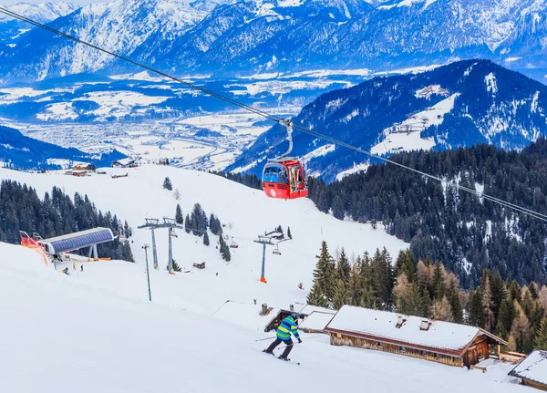 Síelő a lejtőin a síközpont Soll, Tirol, Ausztria — Stock Fotó