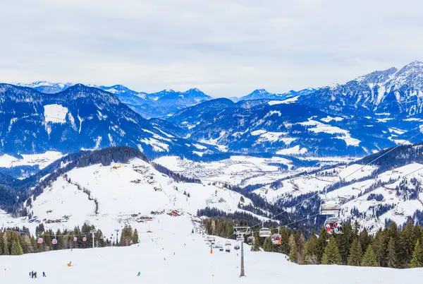 På backarna i skidorten Soll, Tyrolen, Österrike — Stockfoto
